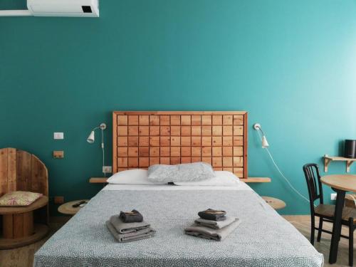 チニゼッロ・バルサモにあるLa Cordata Accommodation - Hotel Woodhouseのベッドルーム1室(タオル付)