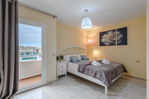 Postel nebo postele na pokoji v ubytování YELLOW 3 bedroom large apartment for 10 guests