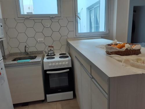 - une cuisine avec une cuisinière et un bol de fruits dans l'établissement Botanico 2 ambientes, à Buenos Aires