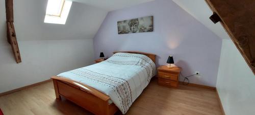 Habitación pequeña con cama y ventana en Gite La Maisonnette Beuvrygeoise, en Beuvry