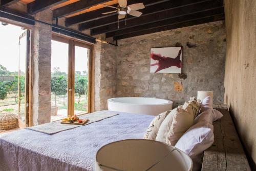 Postel nebo postele na pokoji v ubytování Hotel de Tierra Viñedo y Spa - Aeropuerto Querétaro