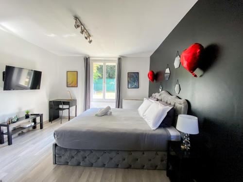 a bedroom with a large bed and a window at Joli studio avec jardin - Gare RER C -proche PARIS in Brétigny-sur-Orge