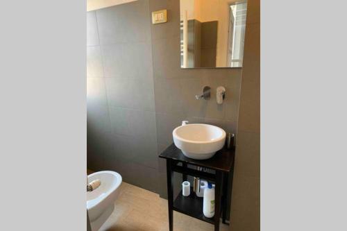 Ένα μπάνιο στο Appartamento splendido con tutti servizi in zona Navigli