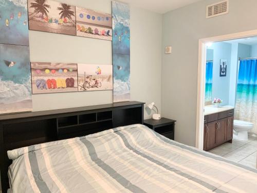 En eller flere senge i et værelse på LAKETOWN 5 POOLs STEPS TO BEACH FAMILY FRIENDLY