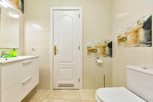 A bathroom at YELLOW 3 bedroom large apartment for 10 guests