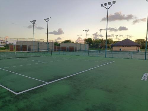 una pista de tenis con una pista de tenis en Casa alto padrão com piscina em Condomínio Fechado, en Barra de São Miguel