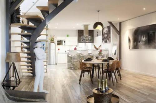 une salle à manger et une cuisine avec un escalier dans une maison dans l'établissement Reims Centre : appartement lumineux et atypique 46, Place d'Erlon, à Reims