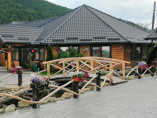 Pemandangan gunung umum atau pemandangan gunung yang diambil dari rumah tamu ini