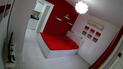 沙姆沙伊赫的住宿－Delta Sharm Holiday，红色和白色的浴室,配有红色长凳