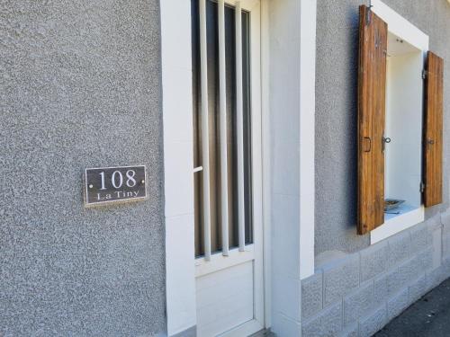 a sign on a wall next to a door at La Tiny proche lac et forêt in Sillé-le-Guillaume