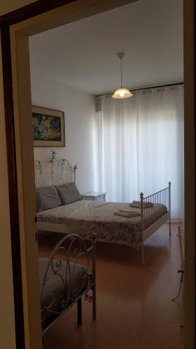 ein Schlafzimmer mit einem Bett und einem Stuhl darin in der Unterkunft B&B Diana in Bologna