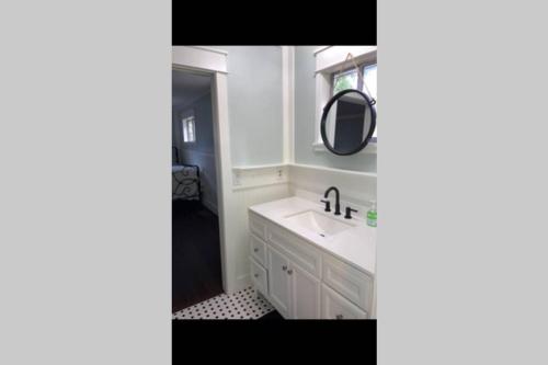 uma casa de banho com um lavatório e um espelho em Tucked Away Newly Renovated 2 Bedroom/ 1 Bath Sleeps 8 em Beaufort