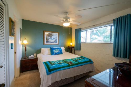 a bedroom with a bed and a window at Aloha Lani Condo #A208 at Casa De Emdeko Relaxing & ZERO Fees in Kailua-Kona