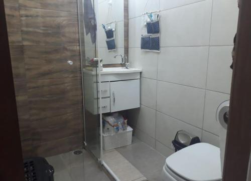 un bagno con doccia, lavandino e WC di Casa da San a Mongaguá