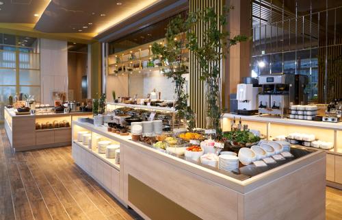 東京にあるホテルJALシティ東京 豊洲の食べ物が展示されているレストランのビュッフェライン