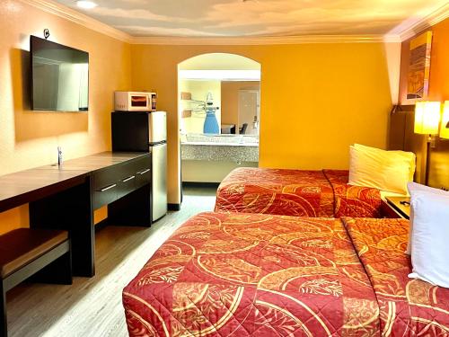 um quarto de hotel com duas camas e uma secretária em Luxury Inn Liberty em Liberty