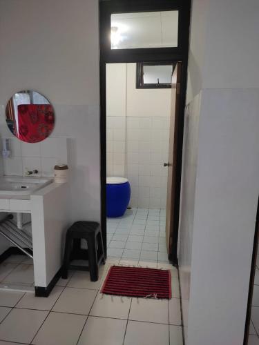 ein Badezimmer mit einem Waschbecken, einem WC und einem Spiegel in der Unterkunft KEY HOMESTAY in Pasakon 1