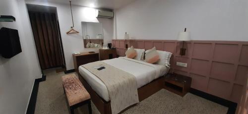 um quarto com uma cama grande num quarto em Hotel TSG Grand em Port Blair