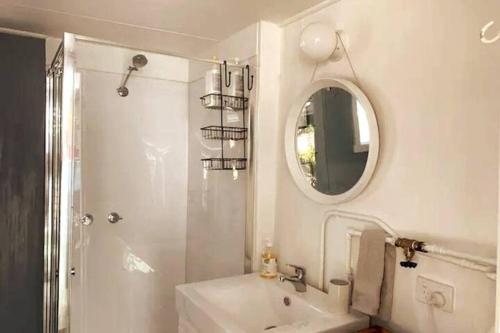 Kúpeľňa v ubytovaní Peaceful & tucked away Wylah Cottage in Simpsons Bay on Bruny Island