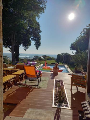 Elle offre une vue sur une terrasse avec des chaises et une piscine. dans l'établissement Le Belvedere des Remparts, à Langres