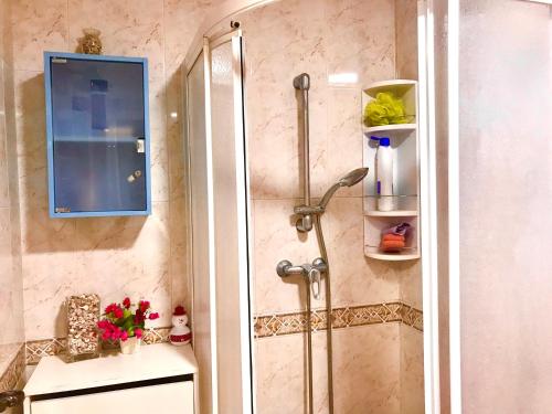 una ducha con puerta de cristal en un baño en 2 minutes from the beach!!! Great apartment!!!, en Nerja