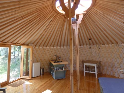 Postel nebo postele na pokoji v ubytování Romantic yurt in Apuseni mountains