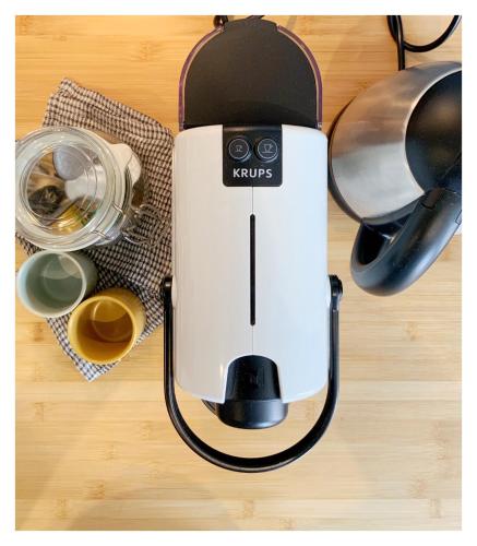 une cafetière assise au-dessus d'une table dans l'établissement Maison de Côte - Felice, à Nice