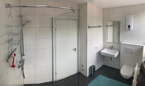 Bilik mandi di Elpe Apartments Hochsauerland