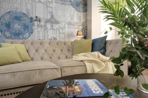 uma sala de estar com um sofá e uma mesa de centro em Living4Malaga Soho Orangerie Deluxe em Málaga