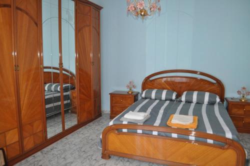 Schlafzimmer mit einem Bett, einer Kommode und einem Spiegel in der Unterkunft Summerhouse Sagana in Monreale