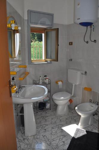 a bathroom with a sink and a toilet at Summerhouse Sagana in Monreale