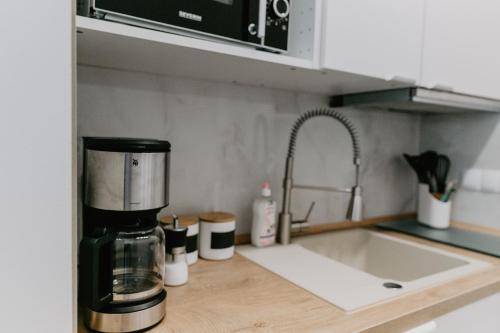 uma cafeteira num balcão numa cozinha em SK Apartments - Sandwood em Gelsenkirchen