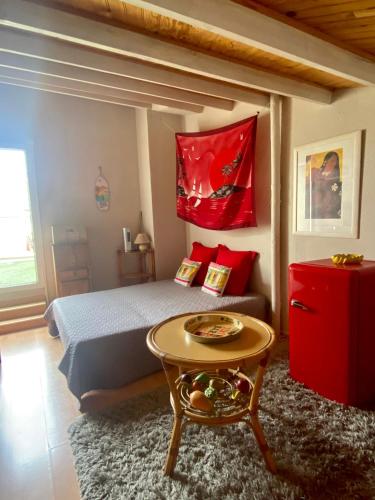 - une chambre avec un lit et une petite table dans l'établissement Pamela Sea Lodge Cap d Agde, au Cap d'Agde