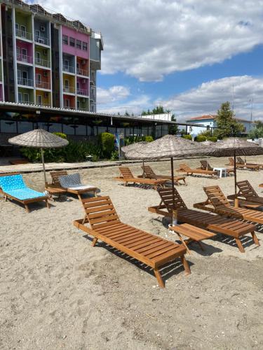 un grupo de sillas y sombrillas en una playa en Odrys Beach Hotel & Resort en Tekirdağ