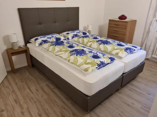 1 dormitorio con 1 cama con sábanas azules y amarillas en Auelehof, en Laives