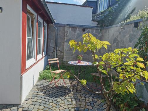 eine Terrasse mit einem Tisch und Stühlen neben einem Gebäude in der Unterkunft Rheingau - schöne möblierte Ferienwohnung in Eltville