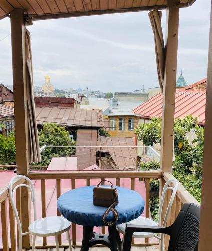 Ein Balkon oder eine Terrasse in der Unterkunft Home in the centre of old Tbilisi