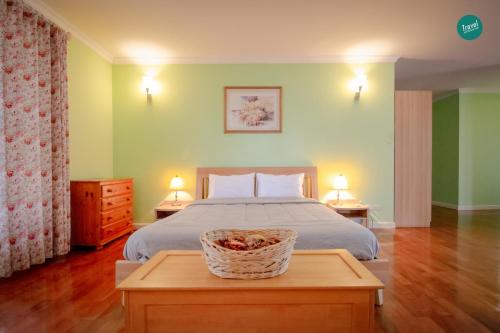 Tempat tidur dalam kamar di 300m from beach - Luxury Mediterranean Holiday House - Pets Welcome
