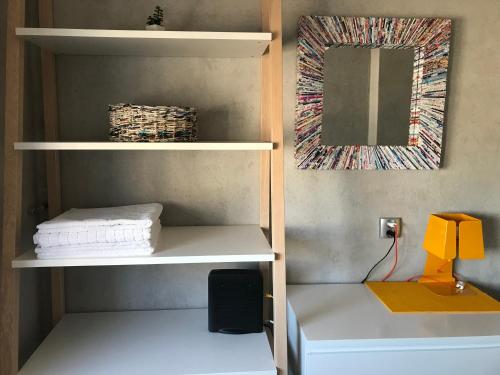 a room with a shelf with a mirror and a desk at Apartament w centrum Gdyni in Gdynia