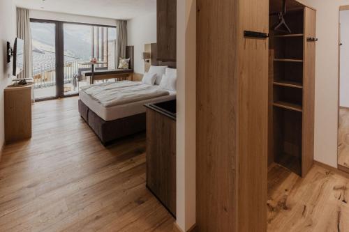 Кровать или кровати в номере Landhaus Saalbach - Joker card included in summer
