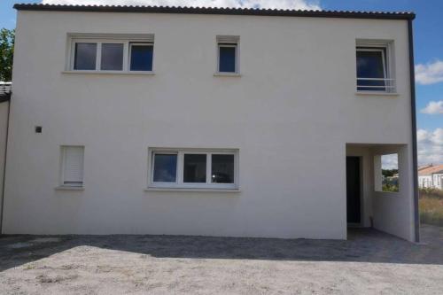 a white house with a driveway in front of it at CHARMANT STUDIO DANS UNE MAISON NEUVE in La Roche-sur-Yon