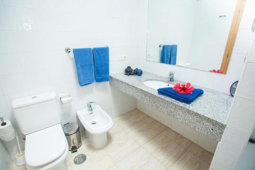 Baño blanco con aseo y lavamanos en Villas Las Marinas en Playa Blanca