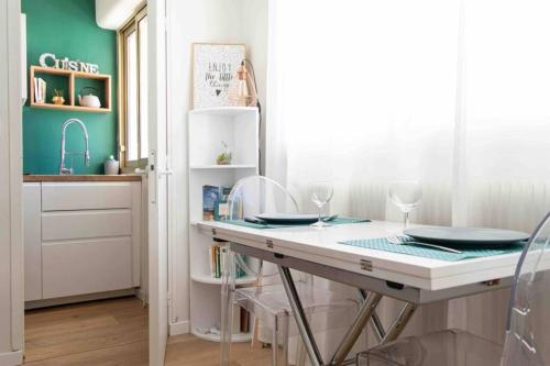 - une cuisine avec une table et des assiettes dans l'établissement Studio les pieds dans l eau en hyper centre, à Arcachon