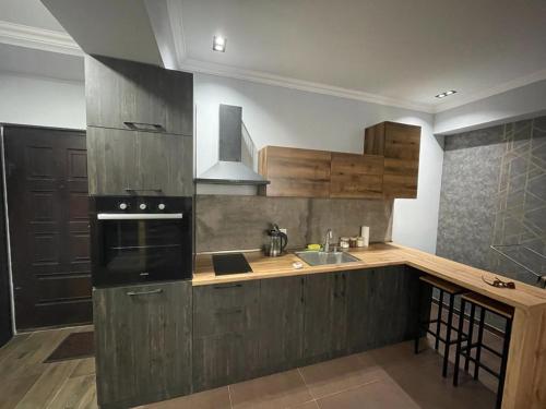 Η κουζίνα ή μικρή κουζίνα στο One Central Apartment