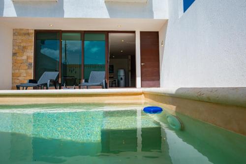 Imagen de la galería de 97982 New Modern Villa, PRIVATE pool, high internet speed, 2 blocks from the beach, en Chicxulub