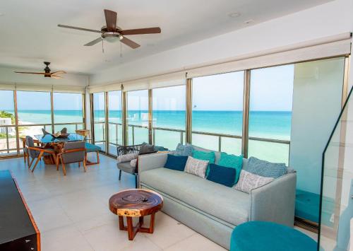 DELUXE Beachfront 3BR Penthouse, Private Jacuzzi, Gym, Kids Club