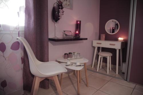 a dressing room with a white chair and a mirror at Au Doux Repos in Lucbardez-et-Bargues