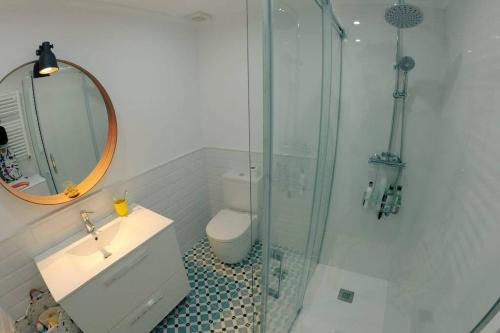 La salle de bains est pourvue de toilettes, d'un lavabo et d'un miroir. dans l'établissement Apartamento en el centro de Mundaka EBI646, à Mundaka