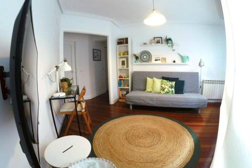 - un salon avec un canapé et une table dans l'établissement Apartamento en el centro de Mundaka EBI646, à Mundaka