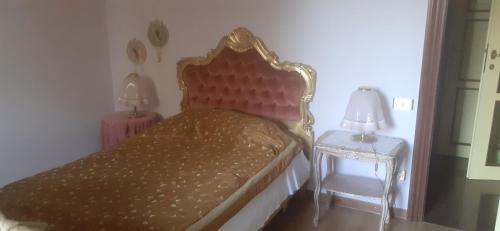 Appignano的住宿－Appartamento in villa，一间卧室配有床和两张桌子